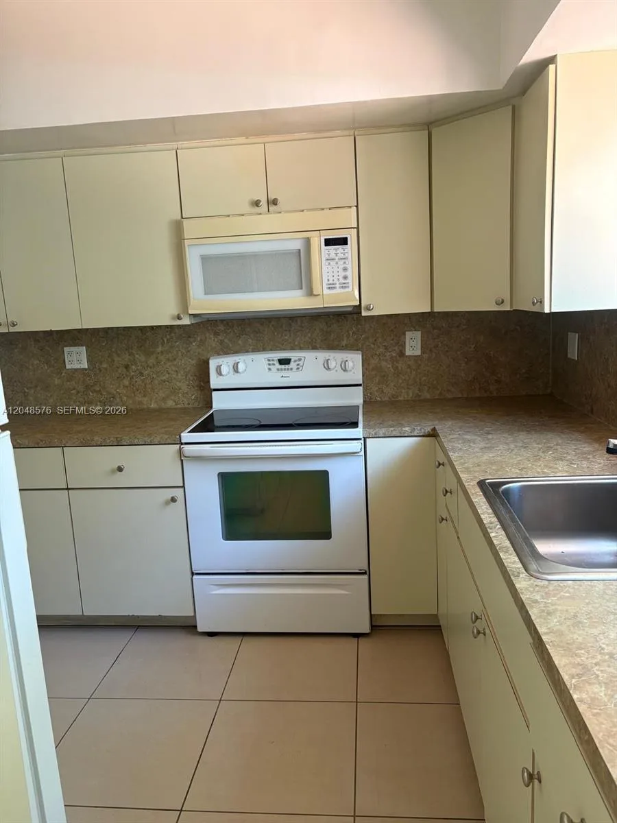 1040 92nd St # 2, Bay Harbor Islands, FL 33154 — zdjęcie 5