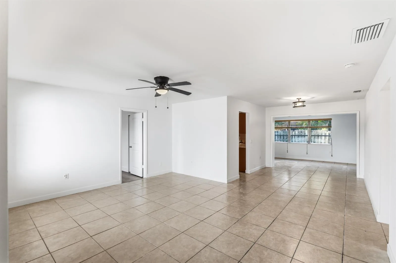 10690 NW 27TH Court, Sunrise, FL 33322 — zdjęcie 3