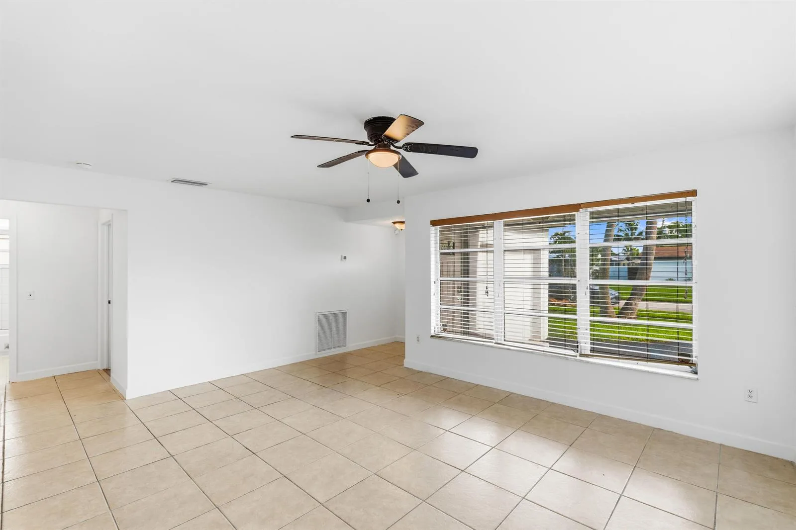 10690 NW 27TH Court, Sunrise, FL 33322 — zdjęcie 5