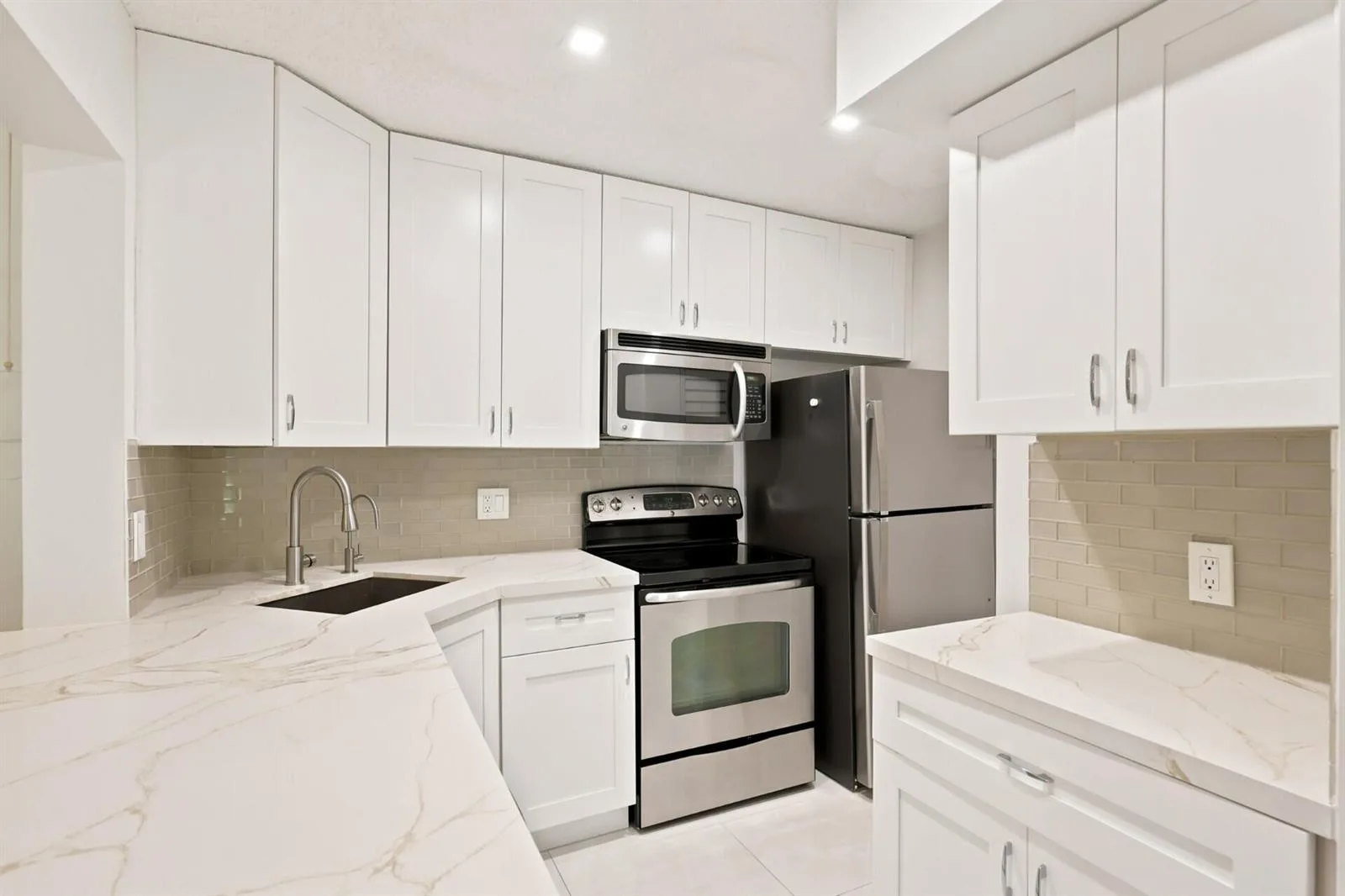 609 SEA PINE Way # F2, FL 33415