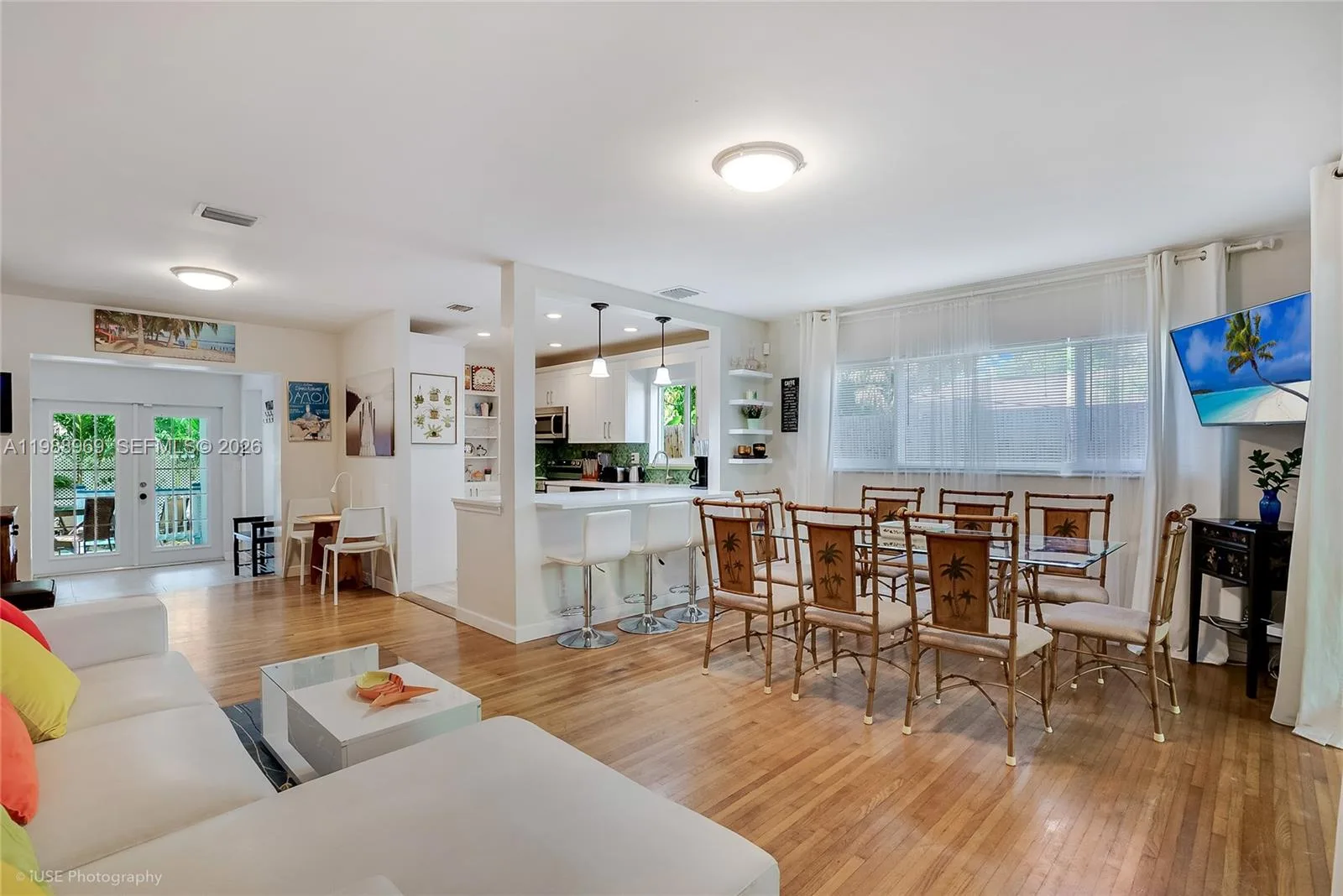 113 SW 2nd St, Hallandale Beach, FL 33009