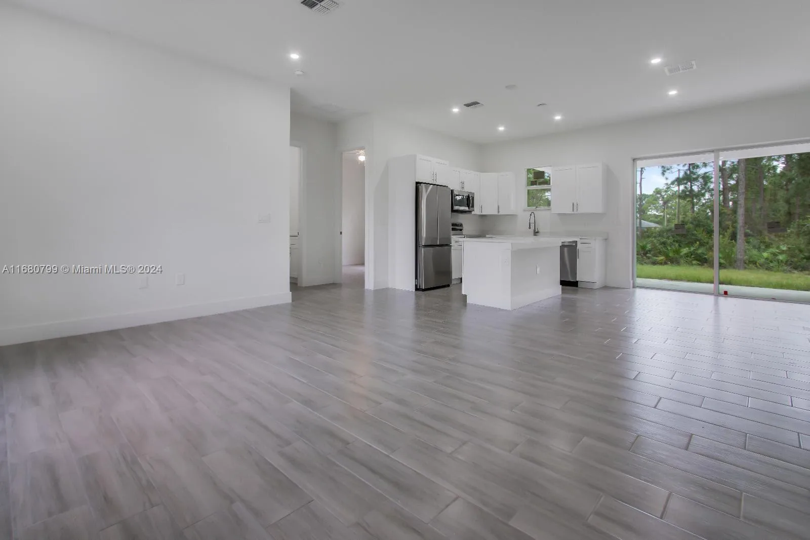 922 Beverly St E, Lehigh Acres, FL 33974 photo 4