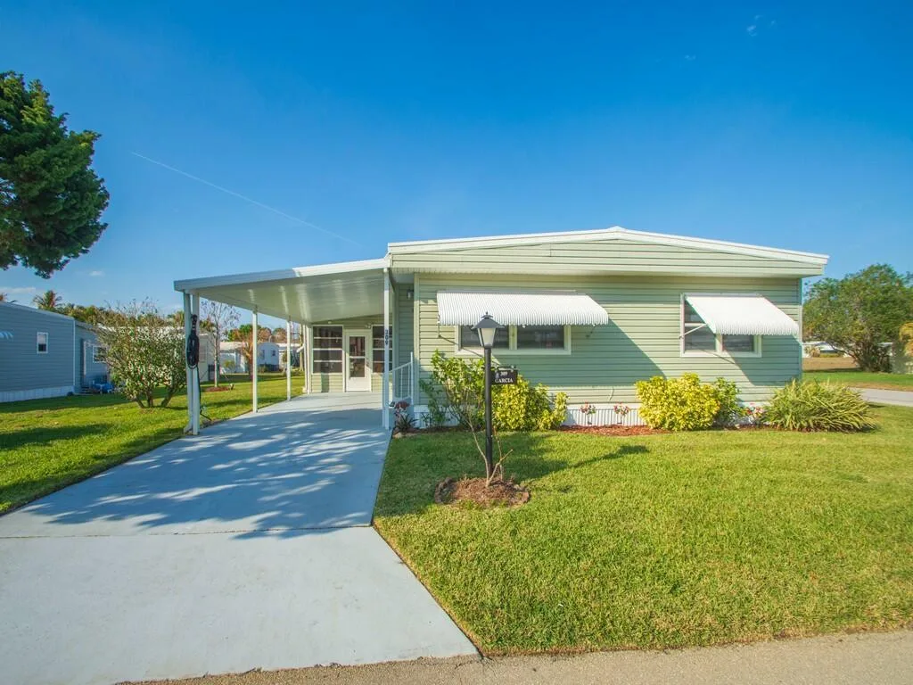 309 NE Pinelake Village Boulevard, Jensen Beach, FL 34957 photo 2
