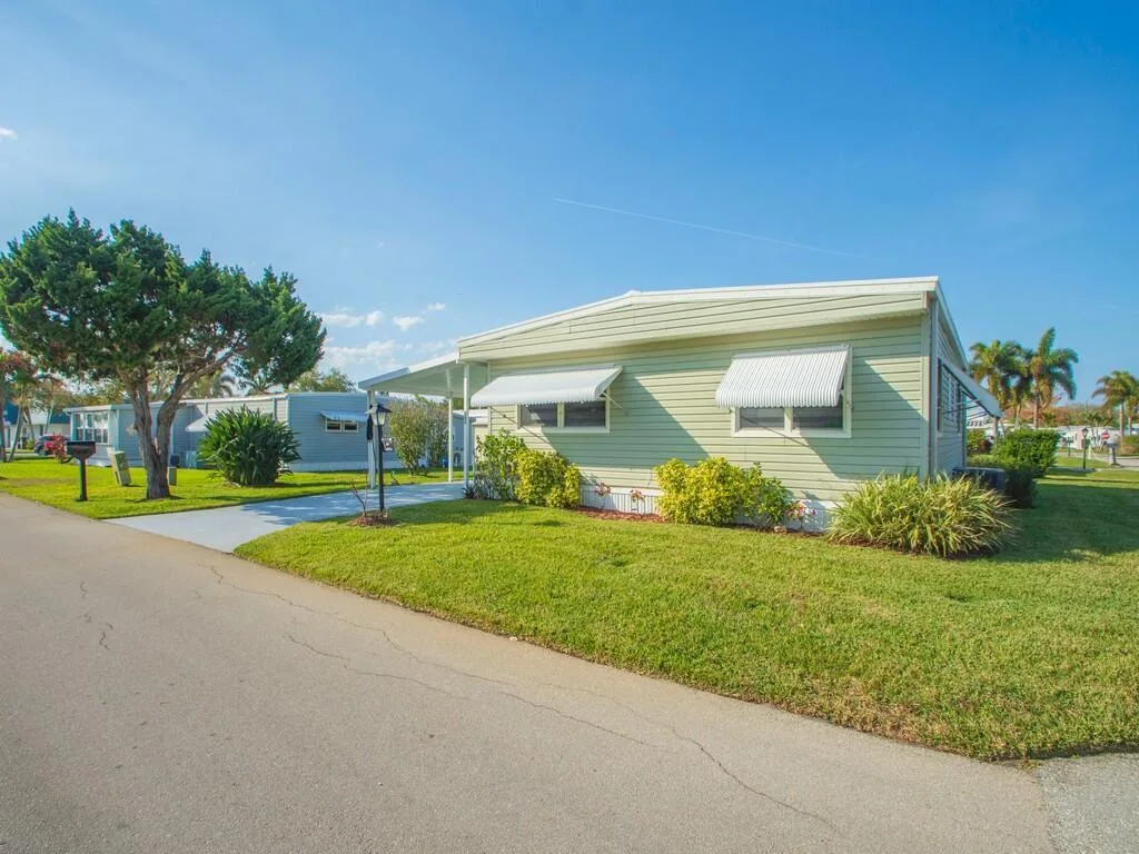 309 NE Pinelake Village Boulevard, Jensen Beach, FL 34957 photo 3