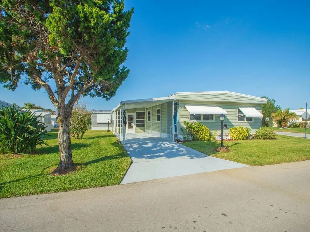 309 NE Pinelake Village Boulevard, Jensen Beach, FL 34957 photo 5