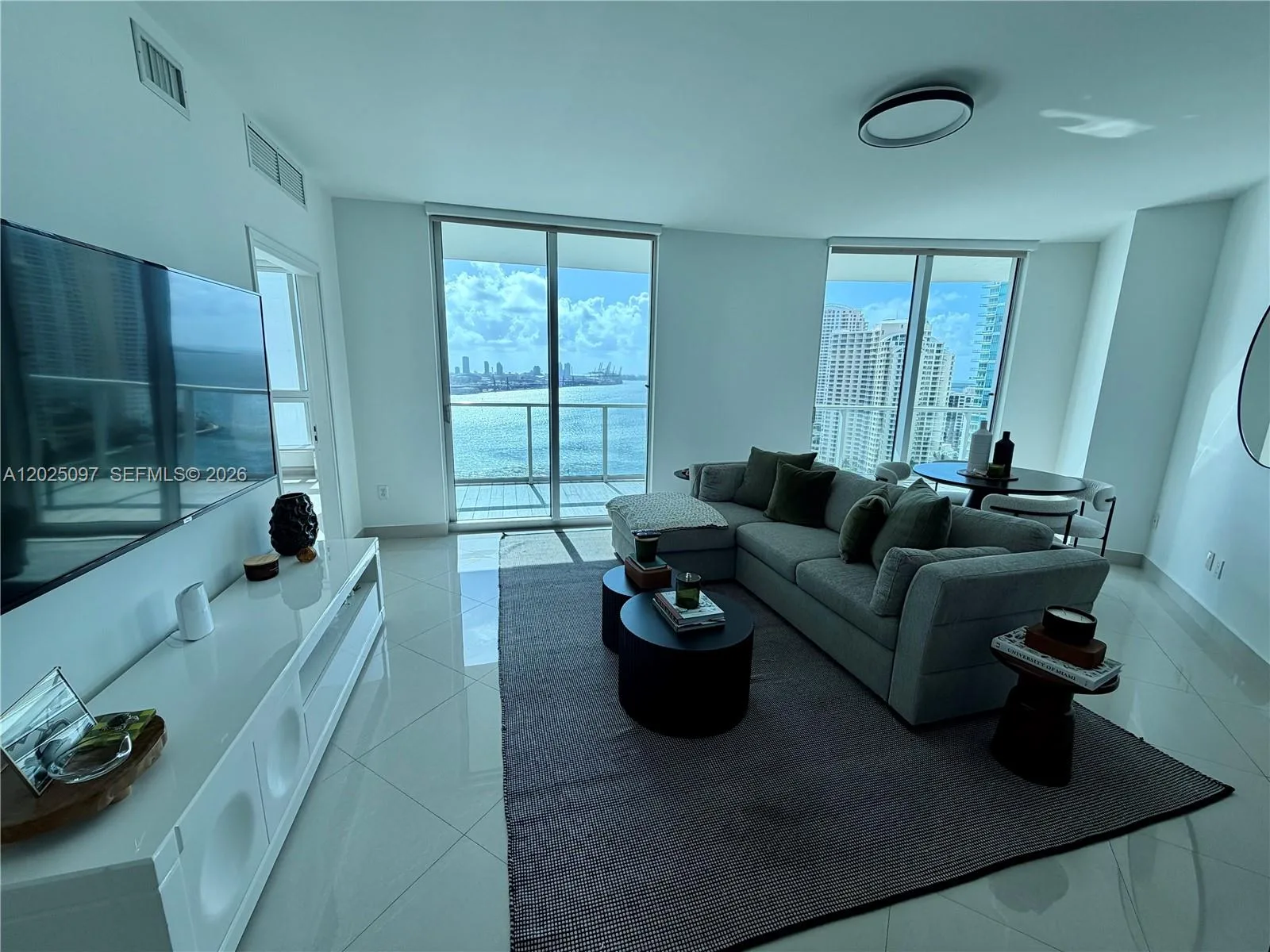 300 S Biscayne Blvd # 1810, Miami, FL 33131