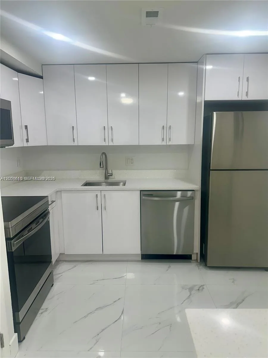 4166 Inverrary Dr # 210, Lauderhill, FL 33319