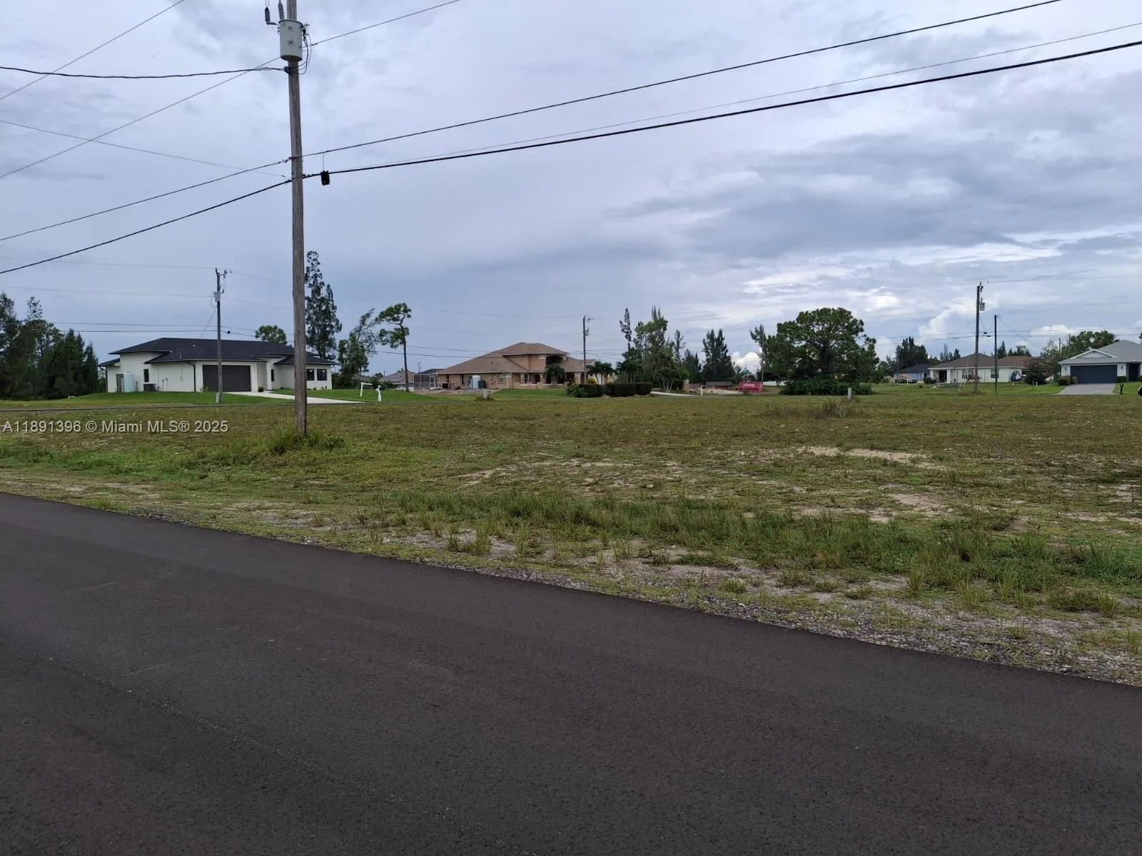 2127 NE 34th TER, Cape Coral, FL 33909 photo 4