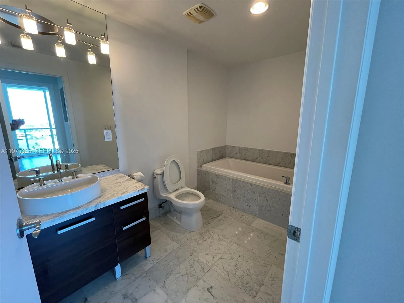 253 NE 2nd St # 1707, Miami, FL 33132 photo 12