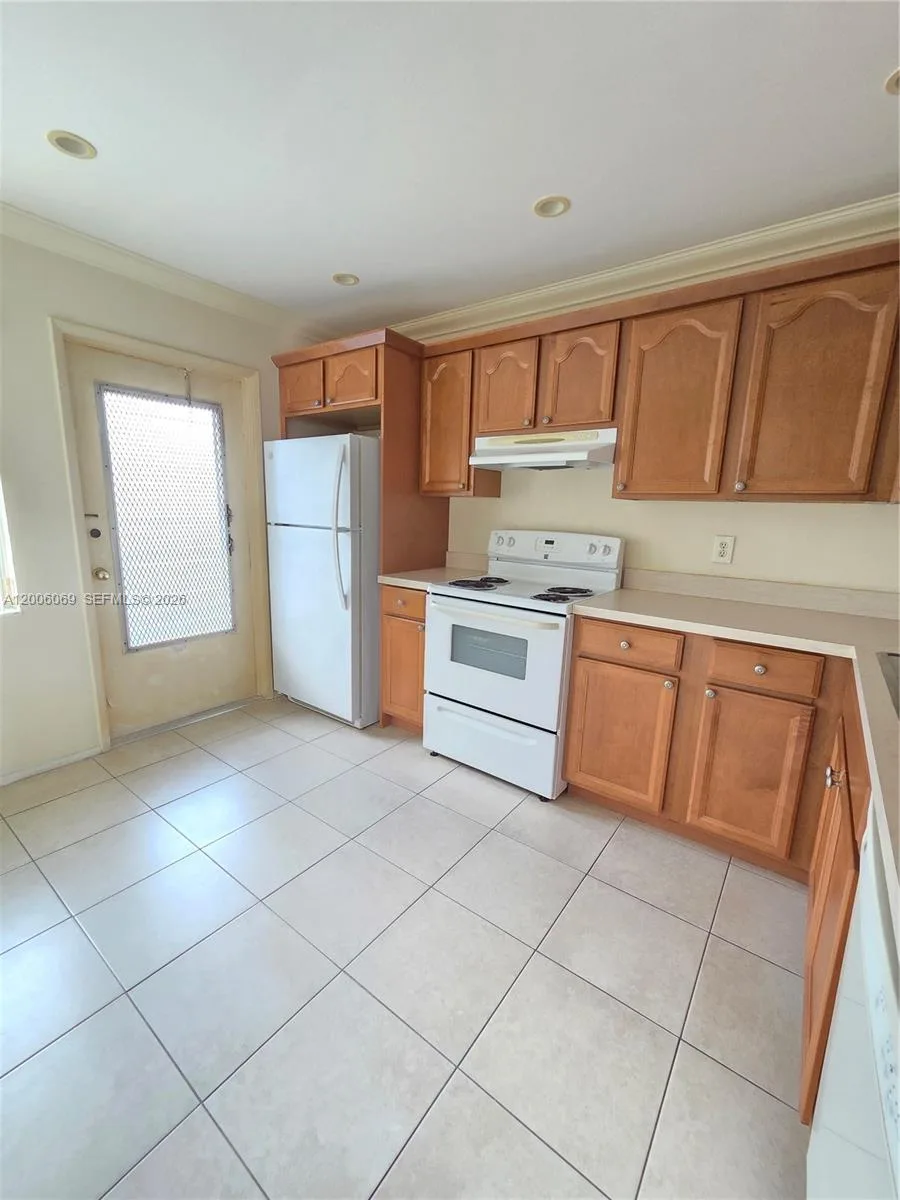 1000 NE 14th Ave # 210, Hallandale Beach, FL 33009 photo 2