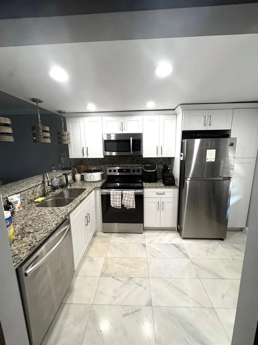 605 Oaks Drive # 304, Pompano Beach, FL 33069