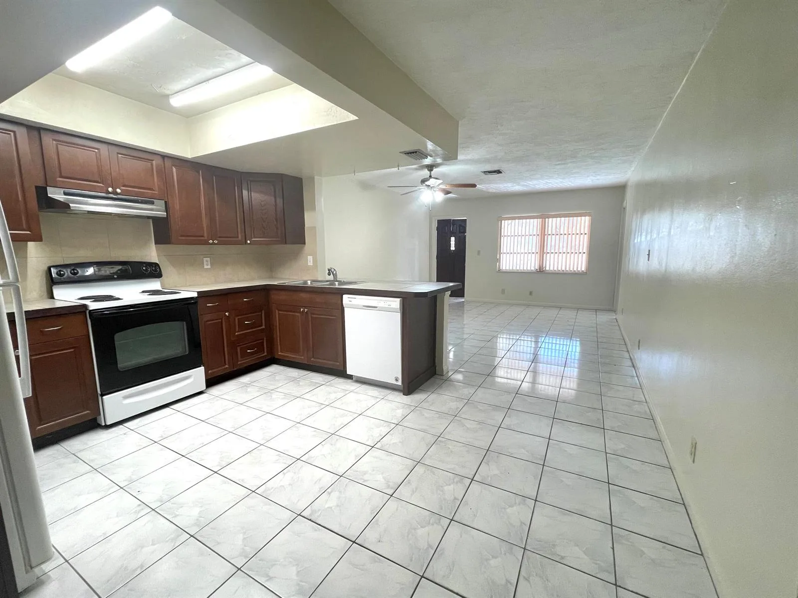 7112 NW 78TH Avenue, Tamarac, FL 33321 — zdjęcie 4