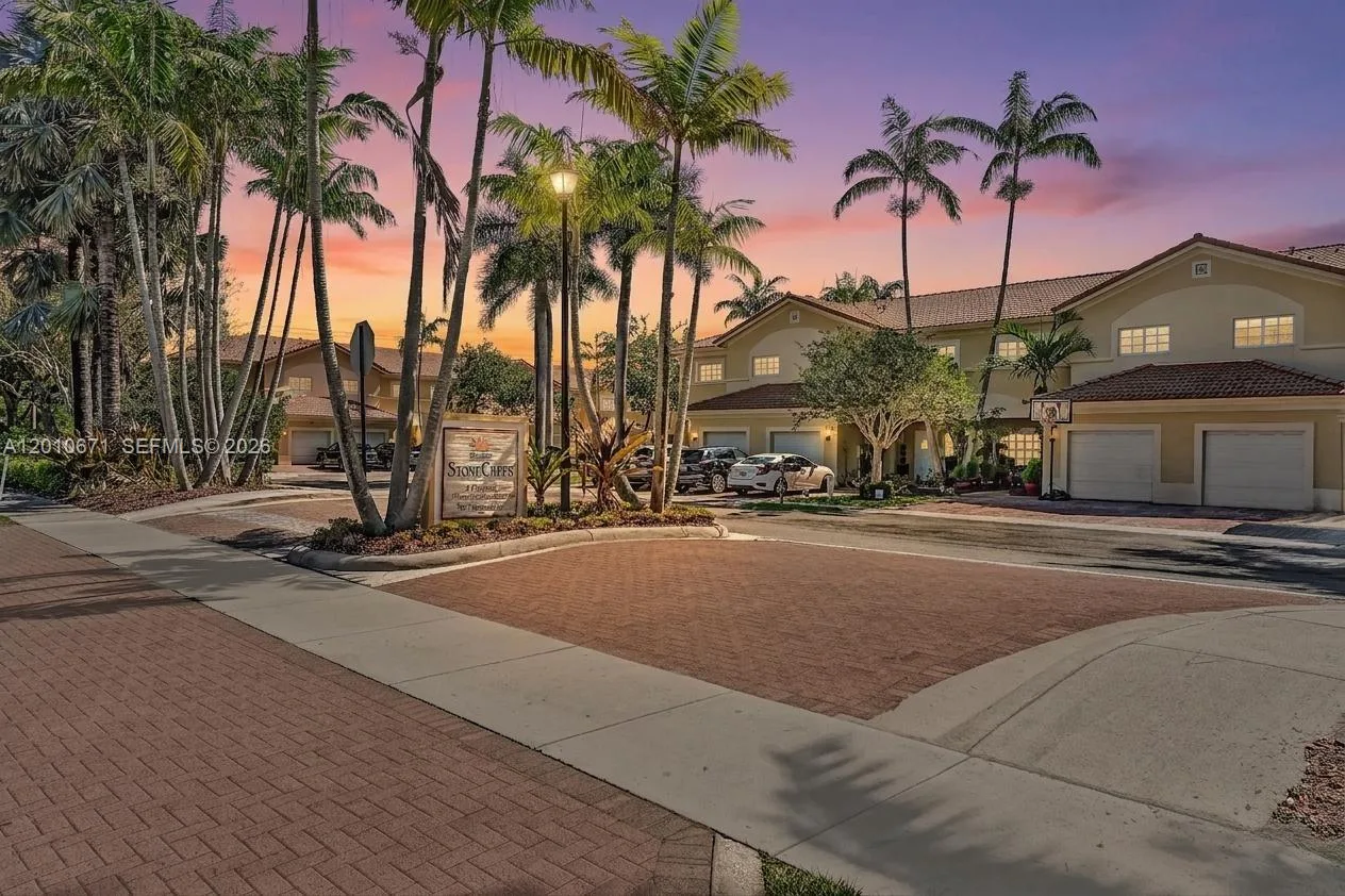 7659 N Stonecreek Cir, Davie, FL 33024 photo 2