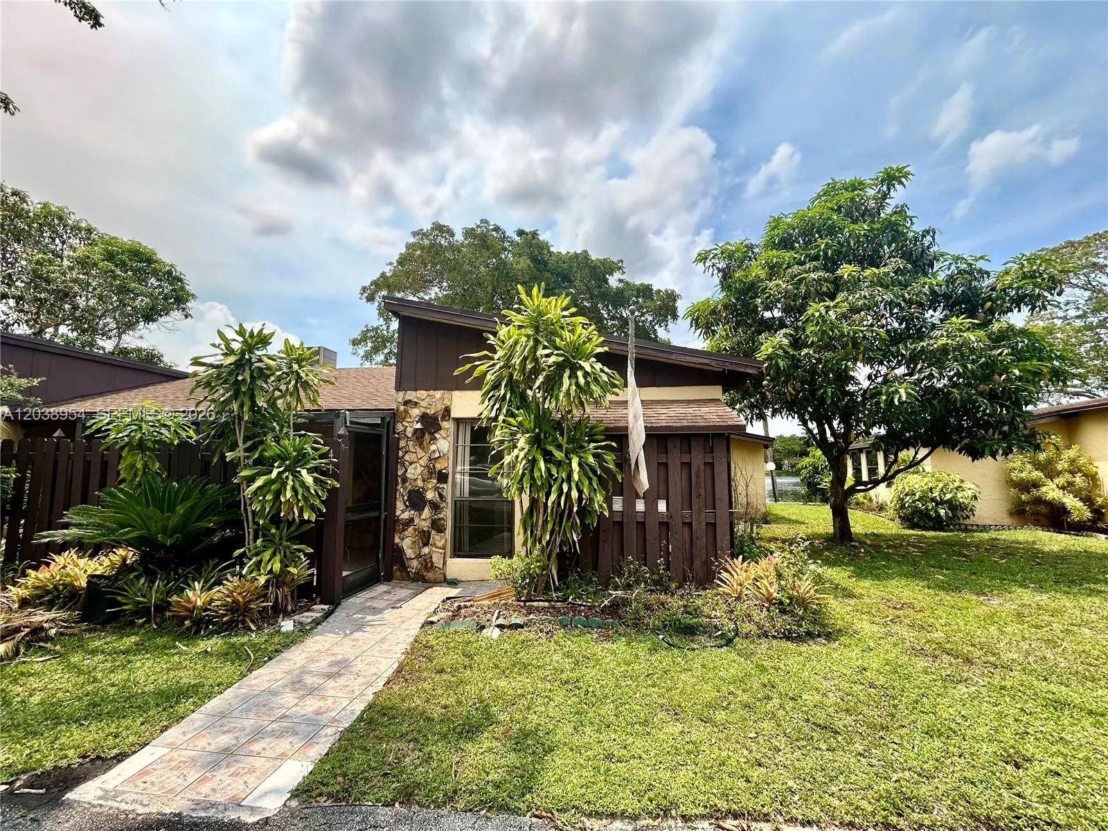 416 Briarwood Cir # 2-24, Hollywood, FL 33024