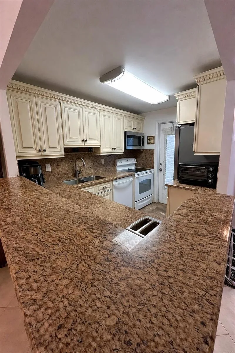 400 SE 10th Street # 202, Deerfield Beach, FL 33441