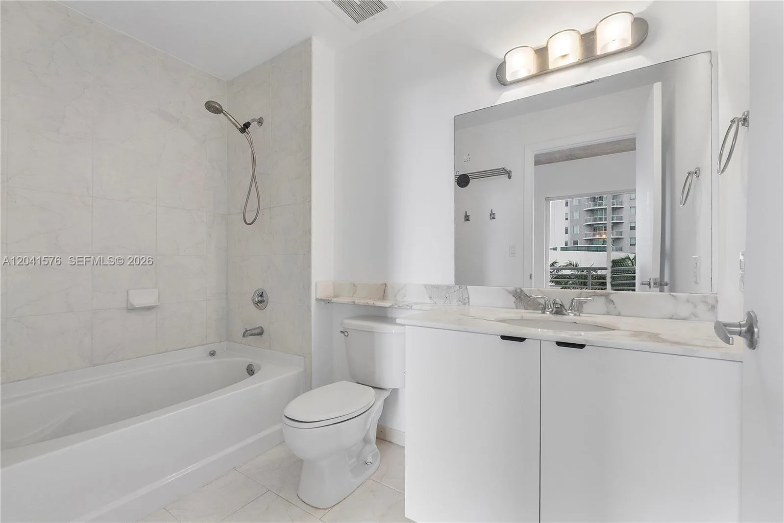 234 NE 3rd St # 1404, Miami, FL 33132 photo 10