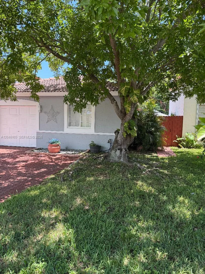 19554 NW 79th Pl, Hialeah, FL 33015 photo 2