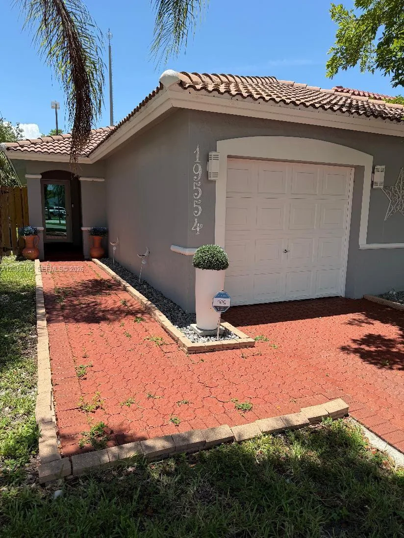 19554 NW 79th Pl, Hialeah, FL 33015 photo 3