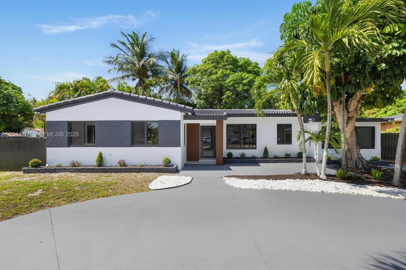 770 NE 160th St, Miami, FL 33162