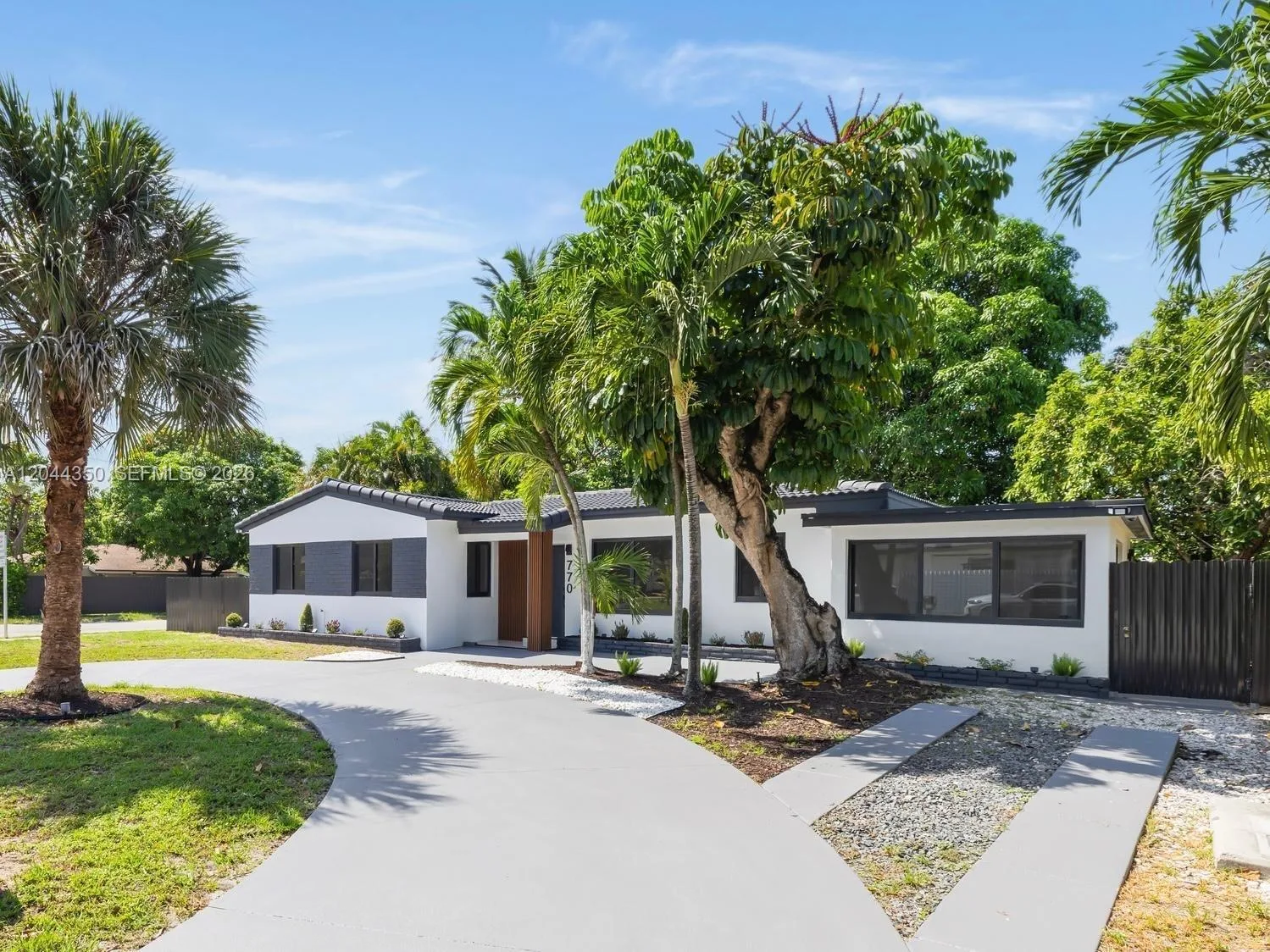 770 NE 160th St, Miami, FL 33162 photo 2
