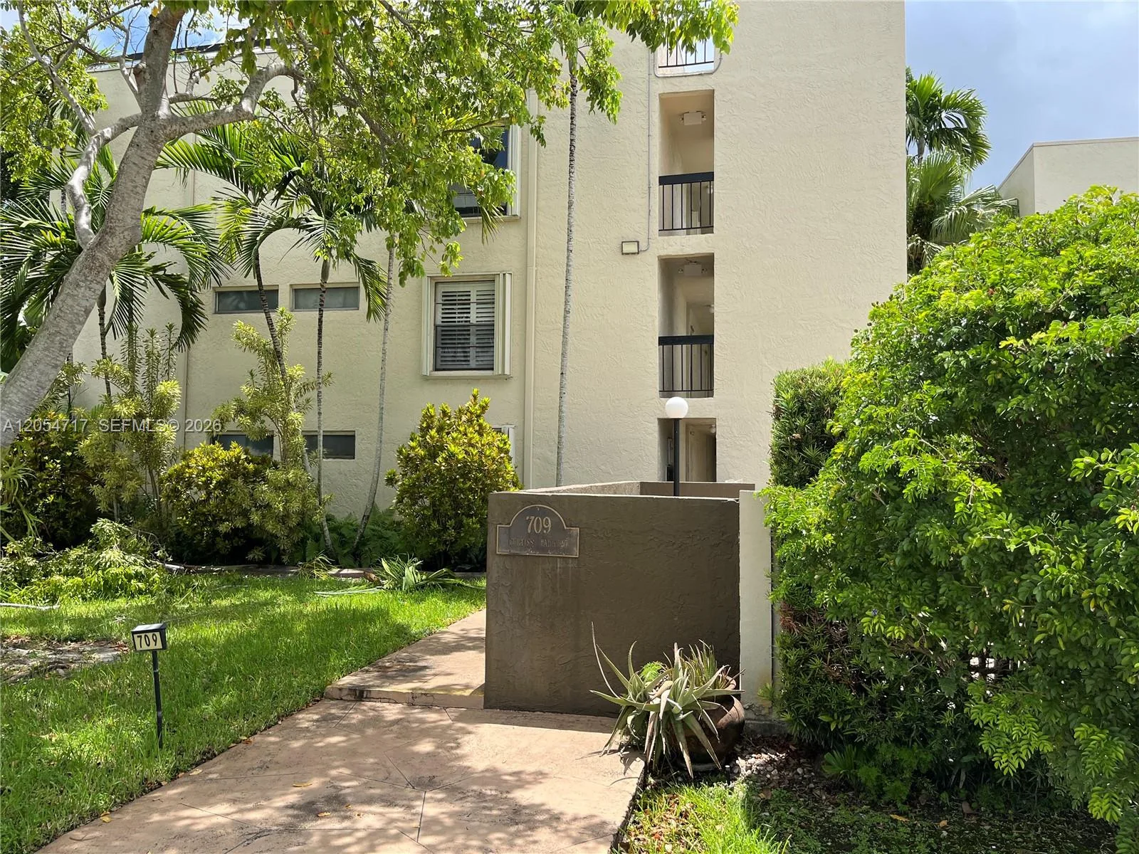 709 Curtiss Pkwy # 11, Miami Springs, FL 33166