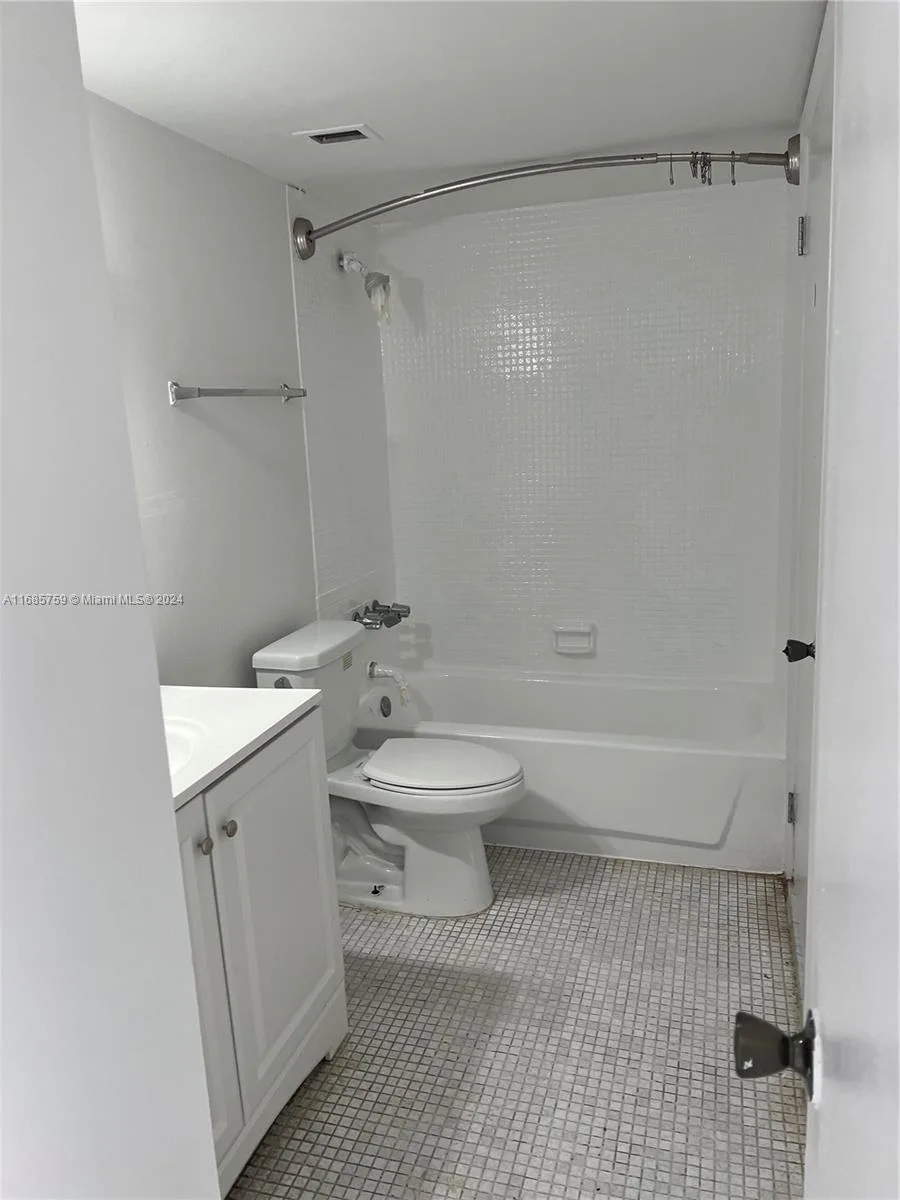 498 NW 165th St Rd # D-607, Miami, FL 33169 photo 4