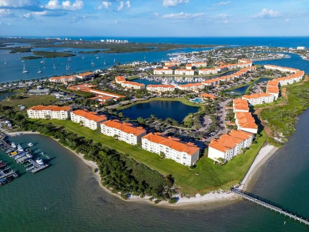 27 Harbour Isle Drive W # 305, Fort Pierce, FL 34949
