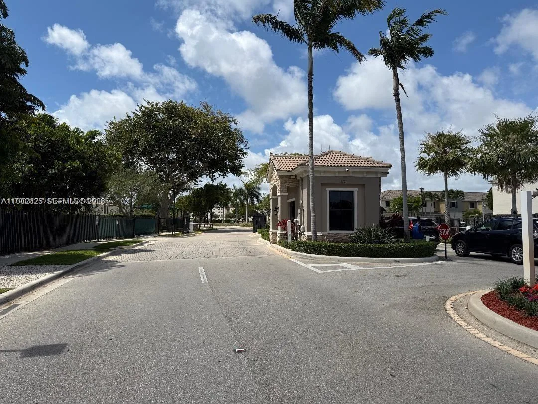 424 NE 194th Ter, Miami, FL 33179 photo 2