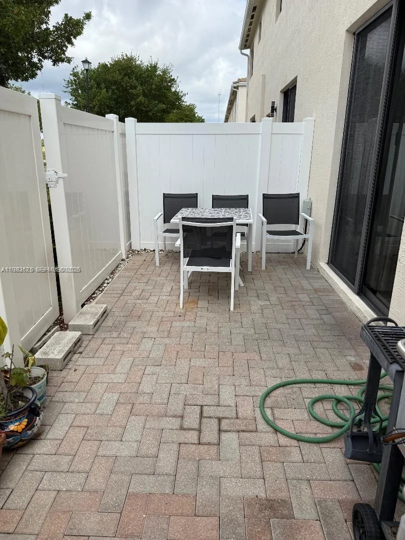 424 NE 194th Ter, Miami, FL 33179 photo 4