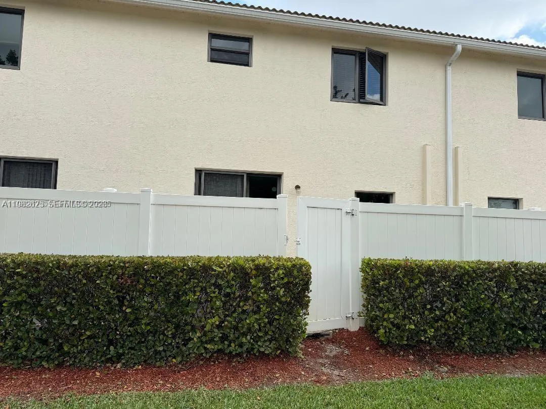 424 NE 194th Ter, Miami, FL 33179 photo 5