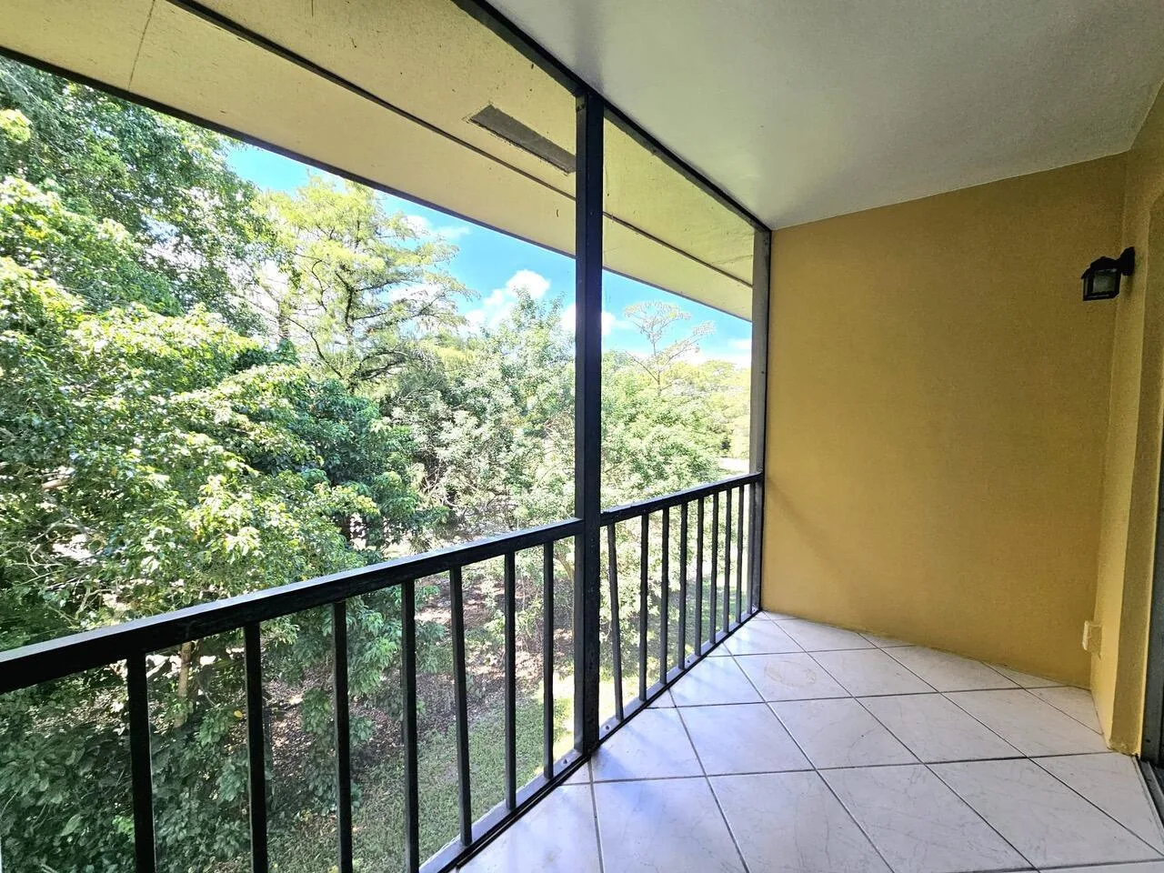8000 S Colony Circle # 302, Tamarac, FL 33321