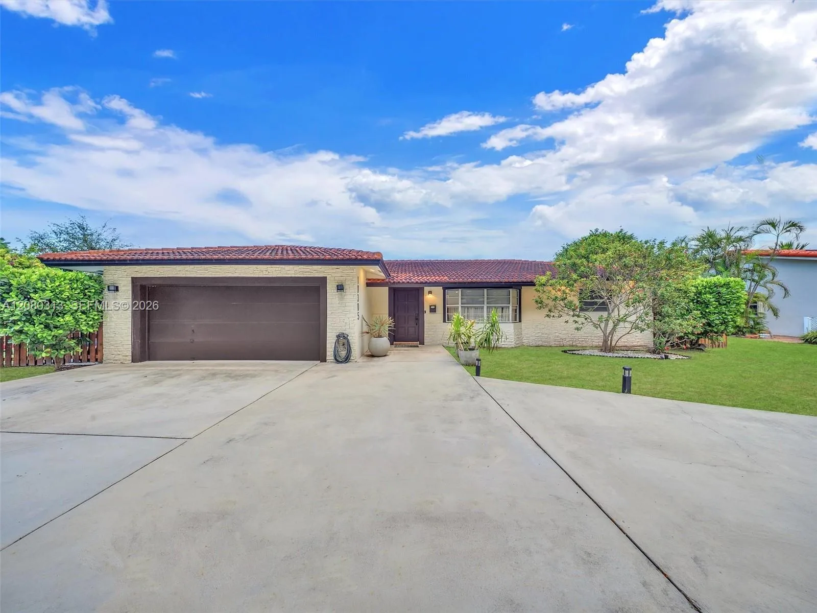 10305 NW 42nd Dr, Coral Springs, FL 33065 photo 2