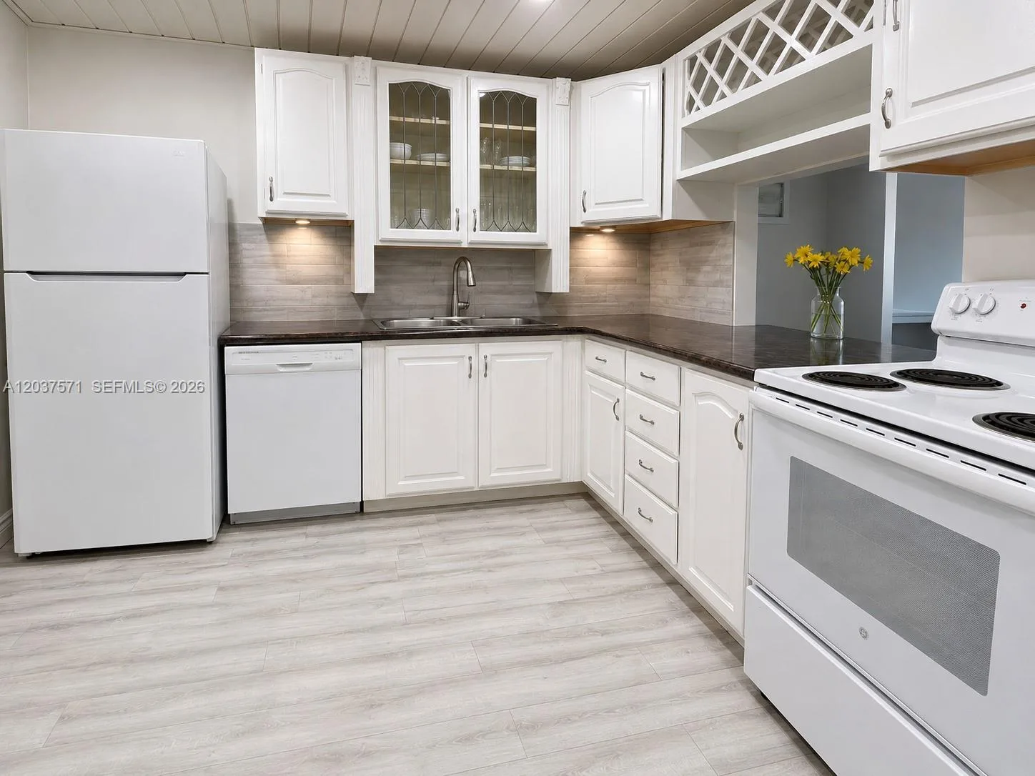 6886 N Kendall Dr # D407, Pinecrest, FL 33156