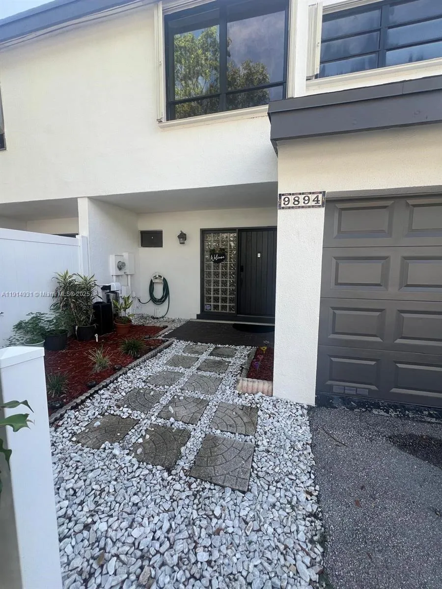 9894 Fairway Cove Ln, Plantation, FL 33324 photo 2