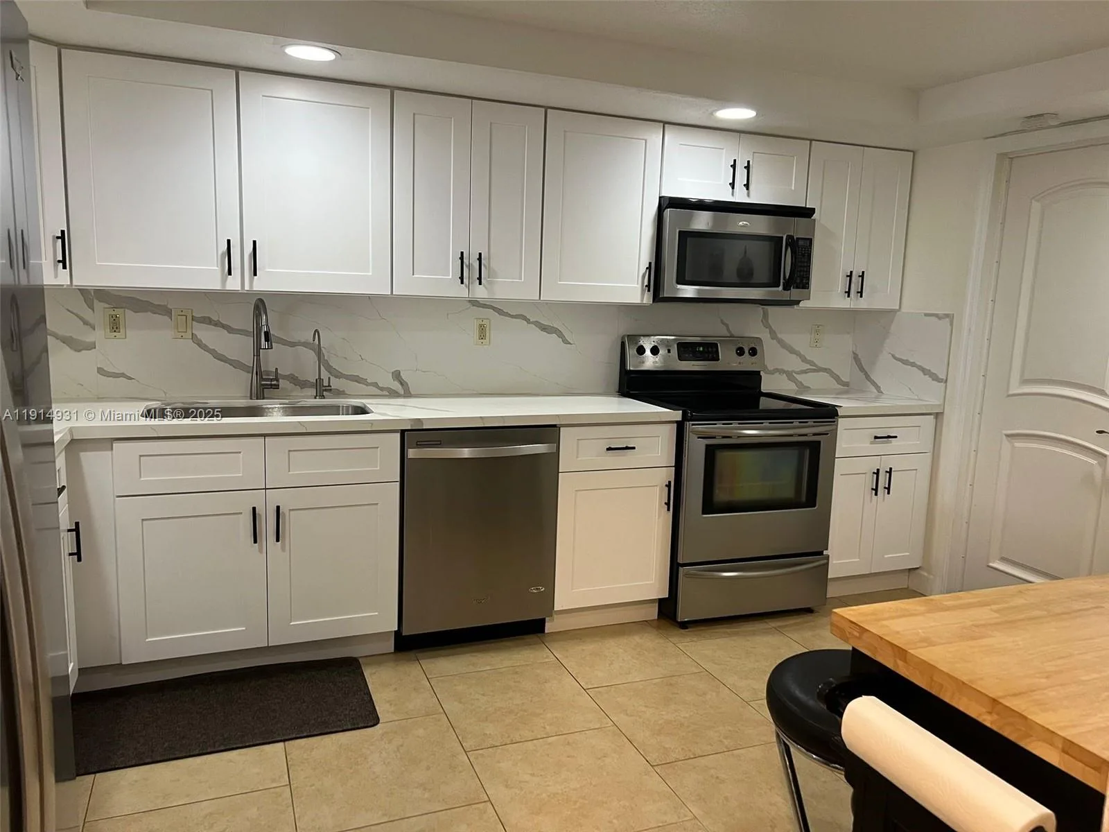 9894 Fairway Cove Ln, Plantation, FL 33324 photo 4