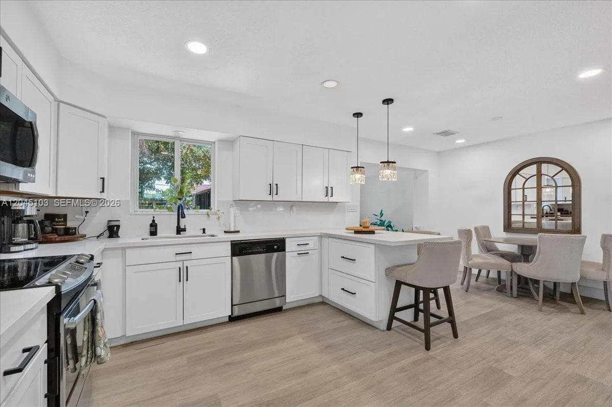 1131 N 75th Ave, Hollywood, FL 33024 photo 8