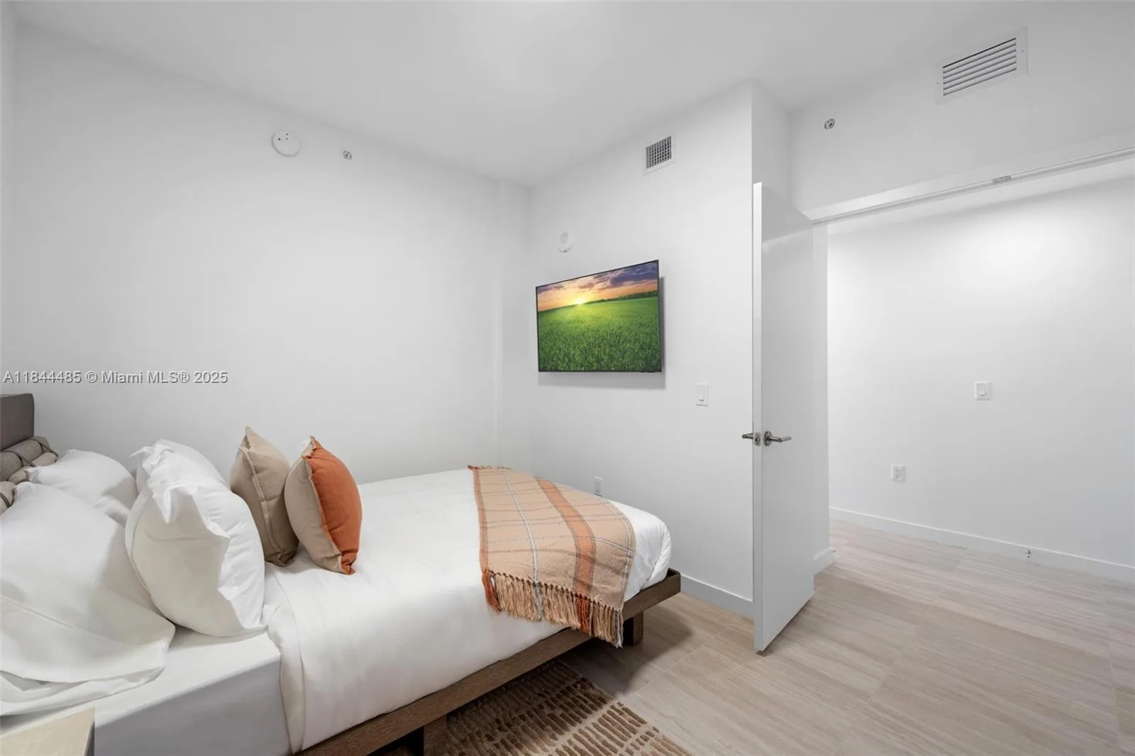 580 72nd St # 1009, Miami Beach, FL 33141 photo 11