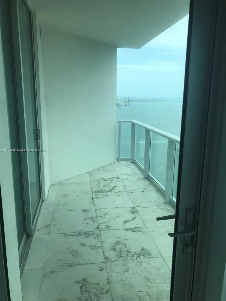 300 S Biscayne Blvd # T-3106, Miami, FL 33131 photo 2