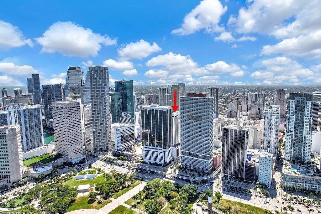 1 SE 3rd Ave, Miami, FL 33131 photo 2
