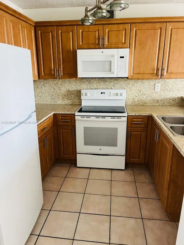8075 NW 7th St # 520, Miami, FL 33126 photo 3
