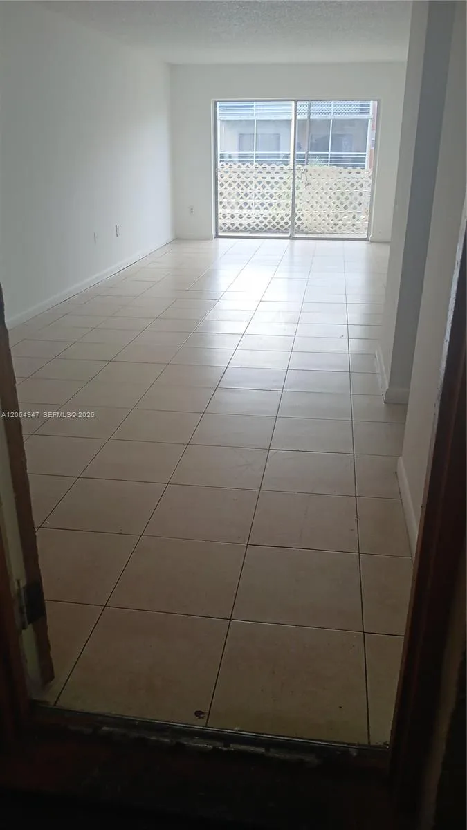 3610 NW 21st St # 313, Lauderdale Lakes, FL 33311