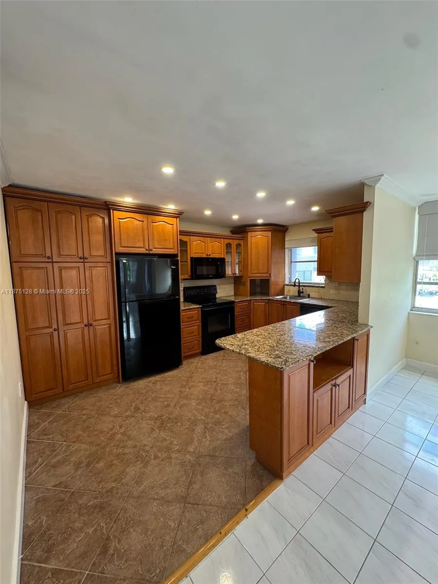 2780 NE 183rd St # 301, Aventura, FL 33160 photo 4