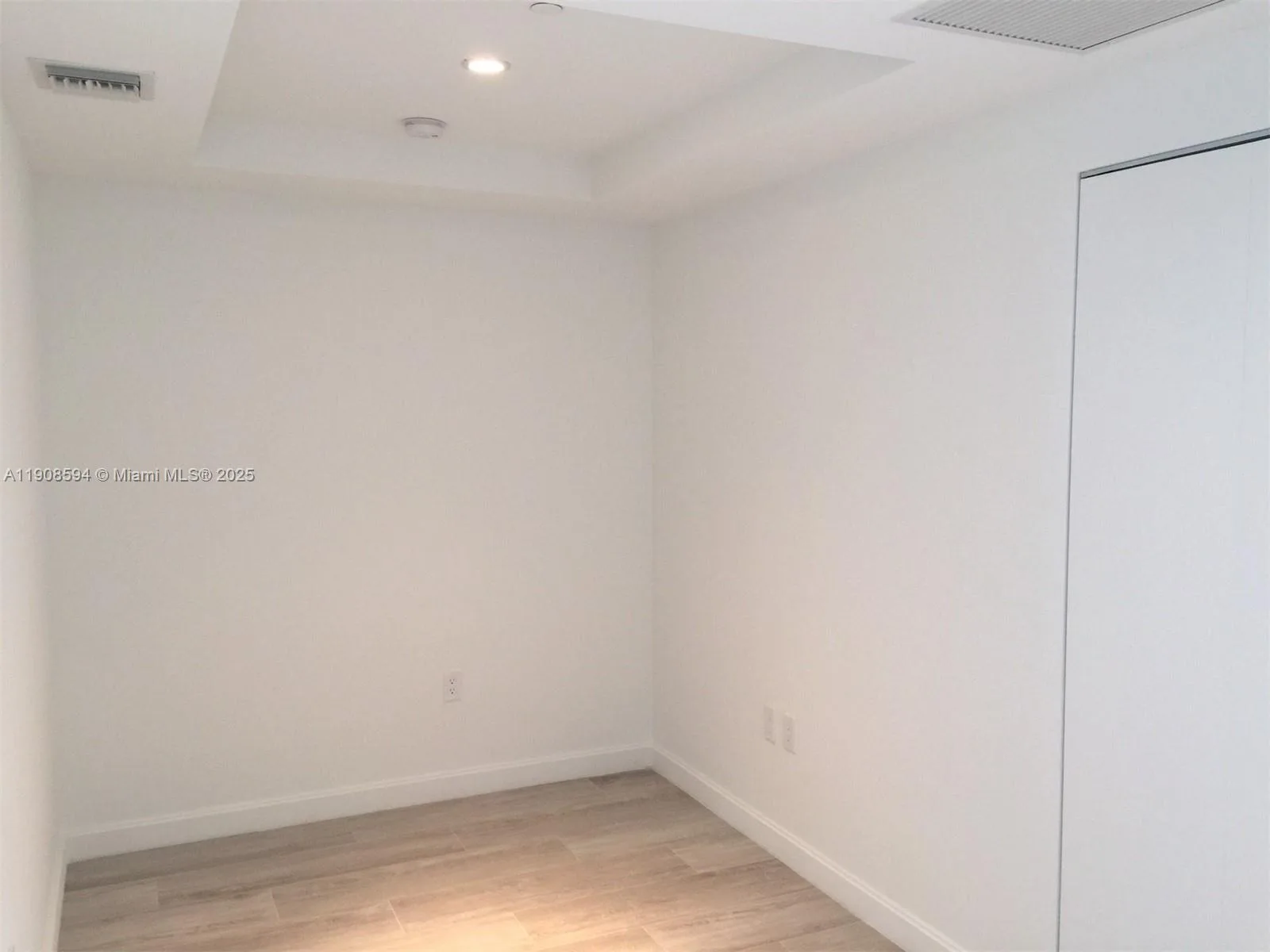 45 SW 9 st # 1402, Miami, FL 33131 photo 4