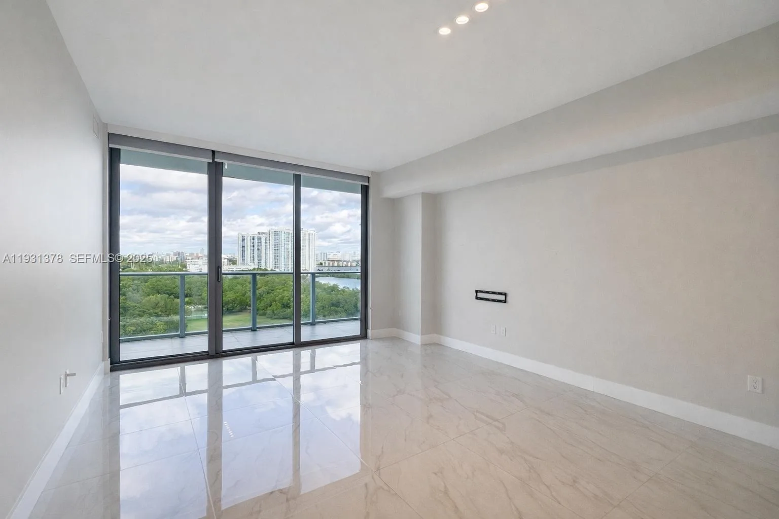 16385 Biscayne Blvd # 1102, North Miami Beach, FL 33160 photo 2