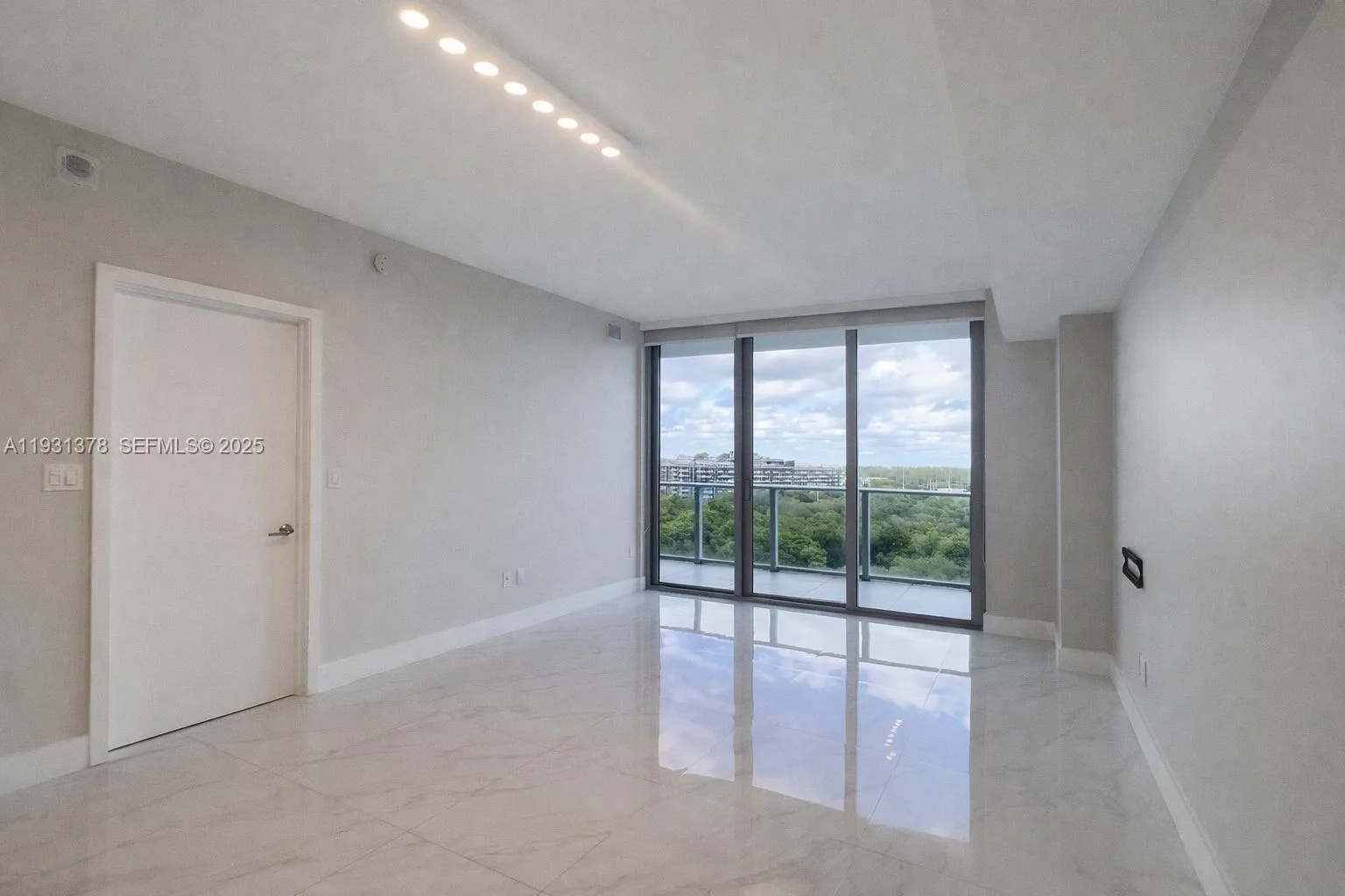 16385 Biscayne Blvd # 1102, North Miami Beach, FL 33160 photo 4