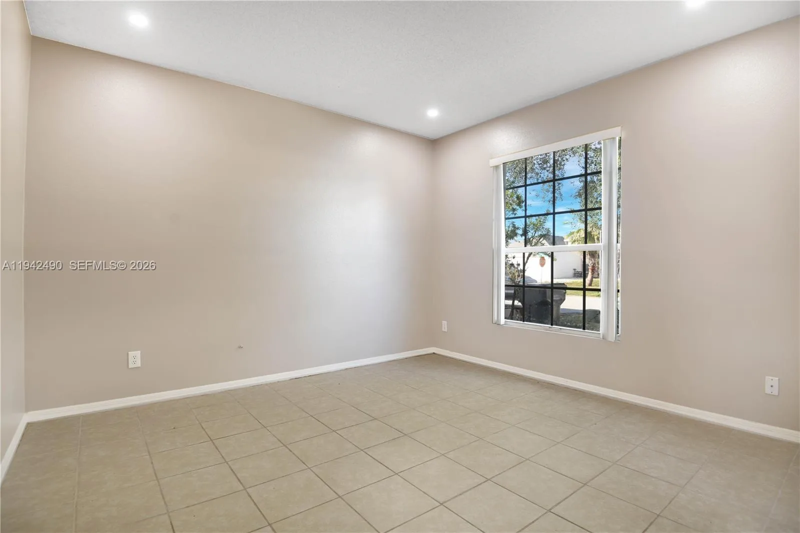 915 Knollwood Dr, Davenport, FL 33897 photo 4