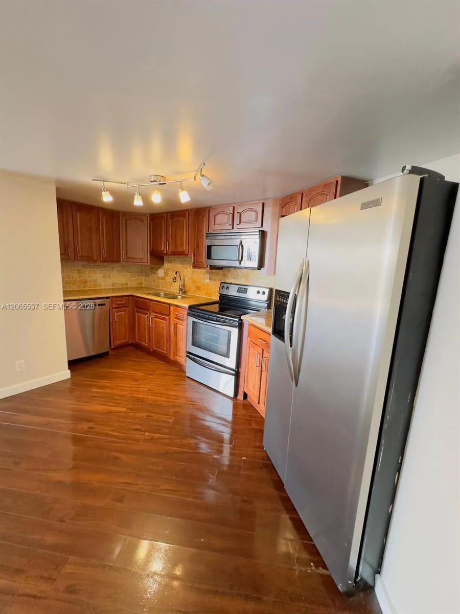 800 Parkview Dr # 611, Hallandale Beach, FL 33009