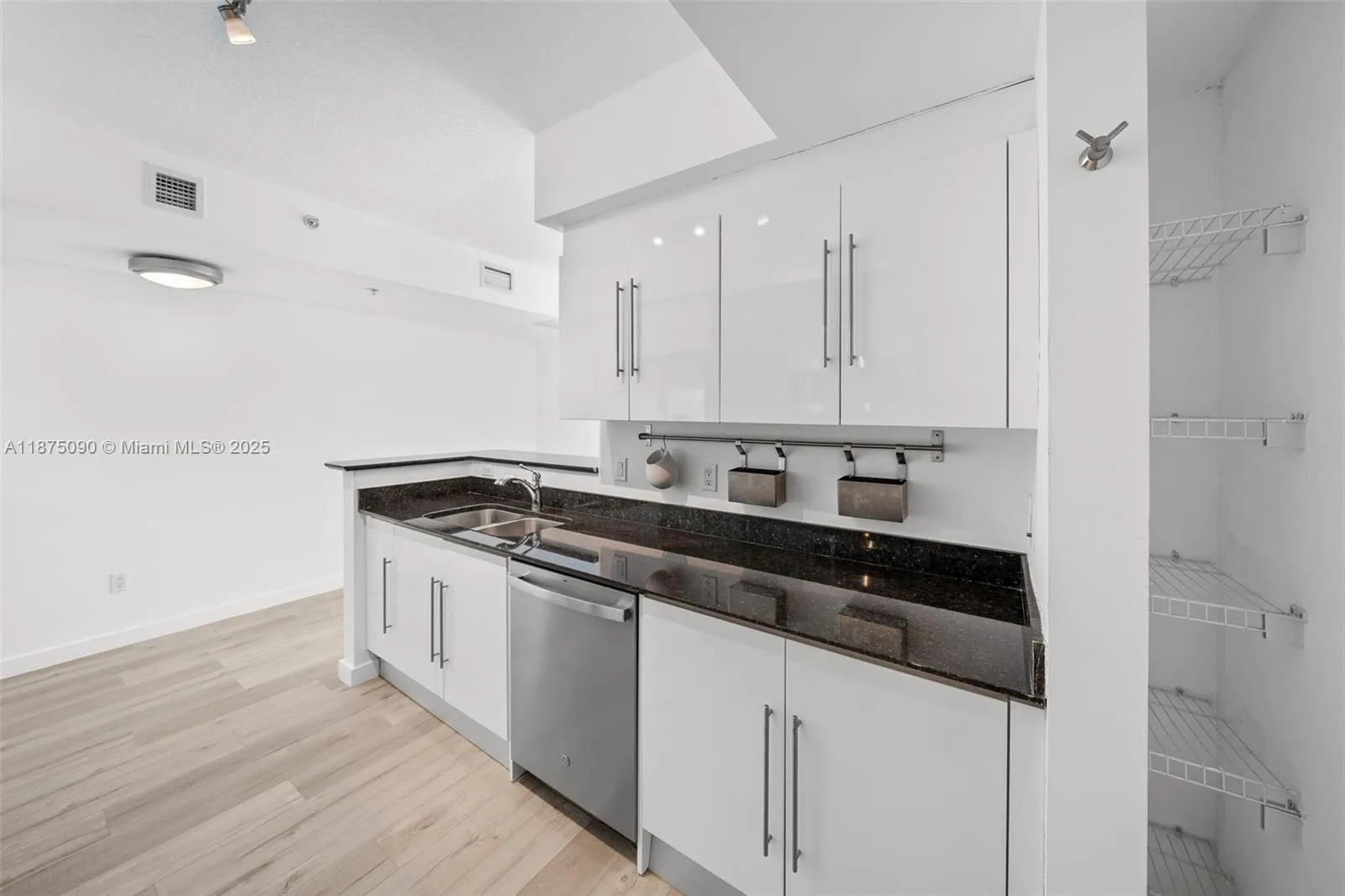 325 S Biscayne Blvd # 3819, Miami, FL 33131 photo 7