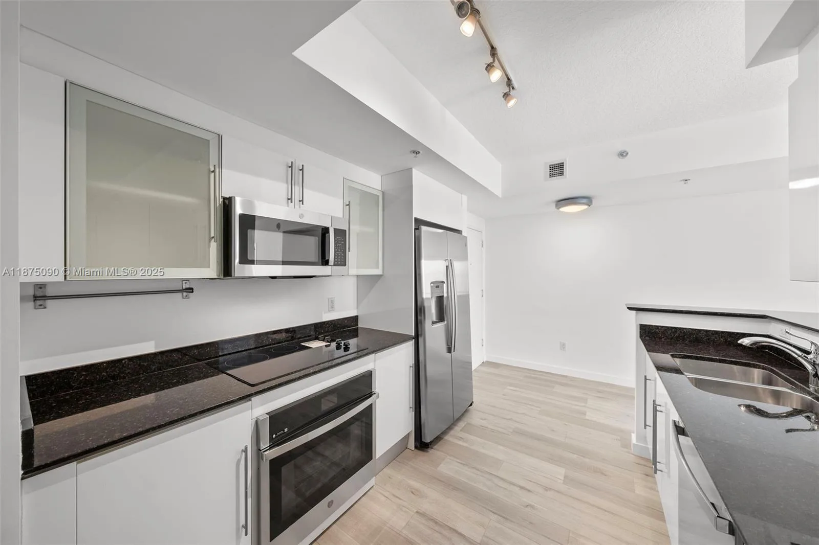325 S Biscayne Blvd # 3819, Miami, FL 33131 photo 8