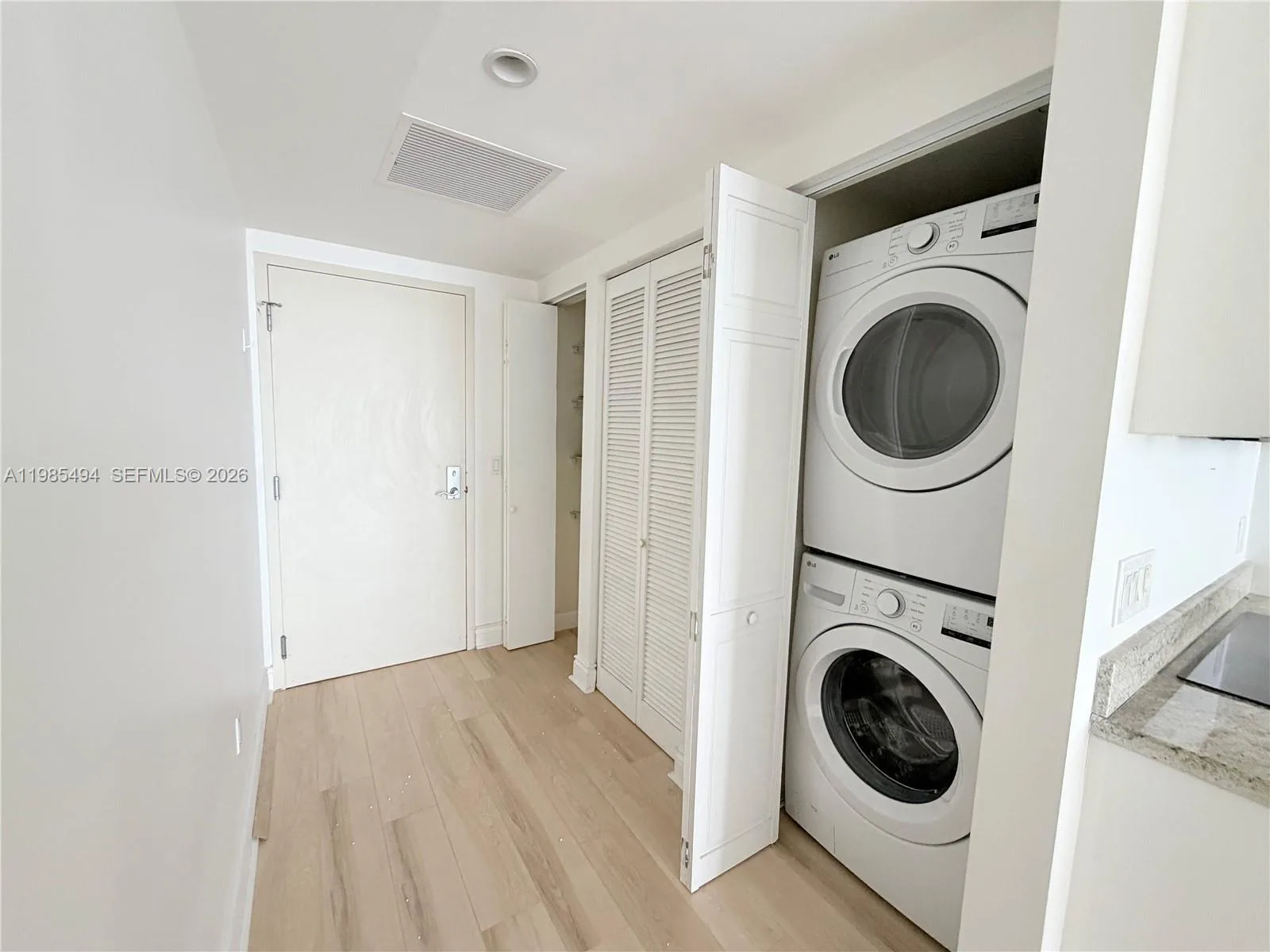 185 SW 7th St # 3304, Miami, FL 33130 photo 2